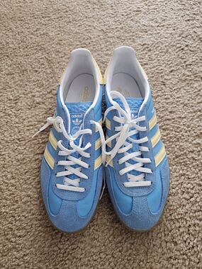 adidas Men’s Light Blue & Cream Retro Running Sneakers